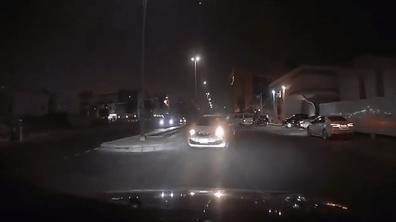 بالفيديو.. قائد سيارة كاد أن يتسبب في كارثة بجدة