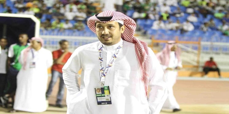 رئيس الأهلي السابق يتعرض لكسر في الساق