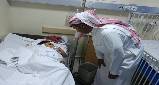 اللواء الدويسي يطمئن على الطفلتين المعتدى عليهما من الخادمة اﻹفريقية