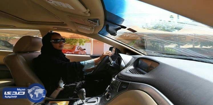 نشطاء يتداولون فيديو لشاب يتوعد من تقود سيارة بالتحرش