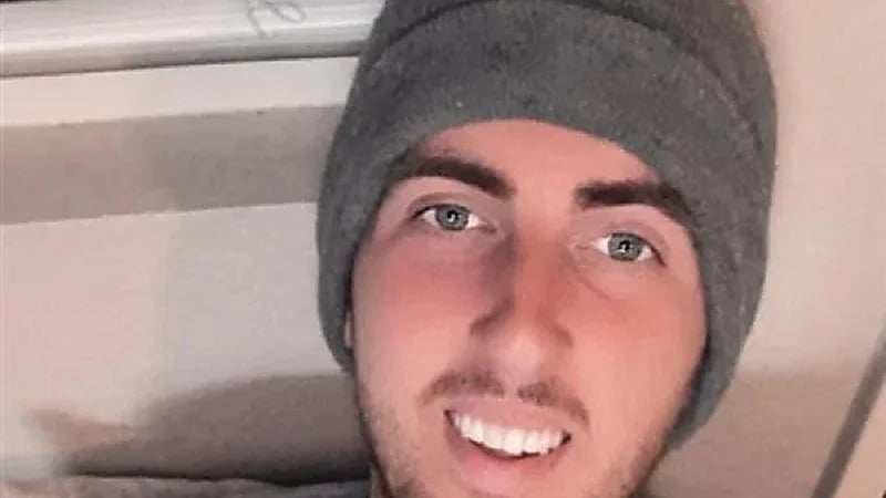 شاب يستيقظ بعد ستة شهور من غيبوبة يجد نفسه كالطفل الرضيع