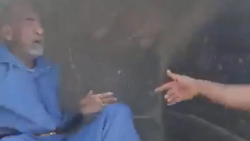 بالفيديو.. ميليشيا الحوثي تسحل مسنًا أمام نسائه وأطفاله