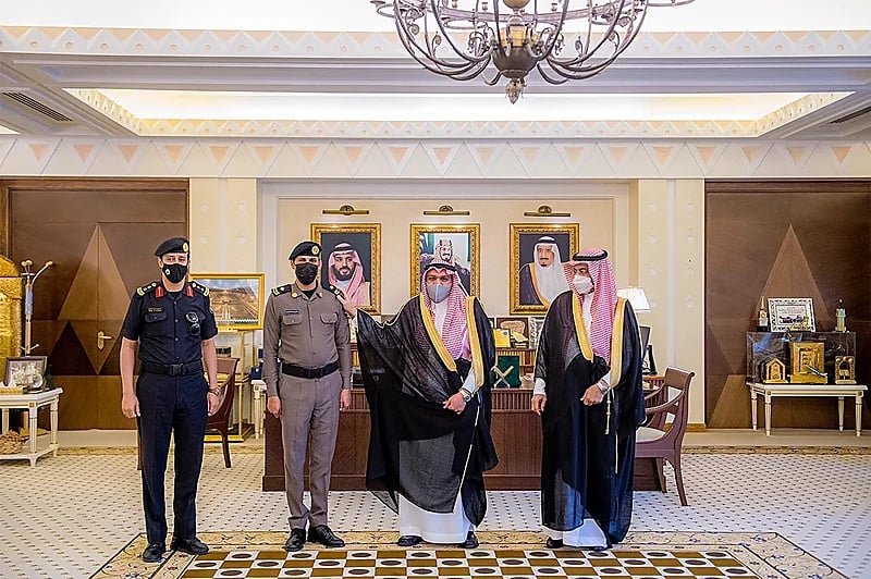 سمو أمير القصيم يقلّد المطيري رتبته الجديدة "رائد"