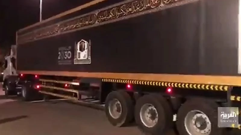 بالفيديو.. نقل كسوة الكعبة المشرفة إلى الحرم المكي عبر حافلة بمواصفات خاصة