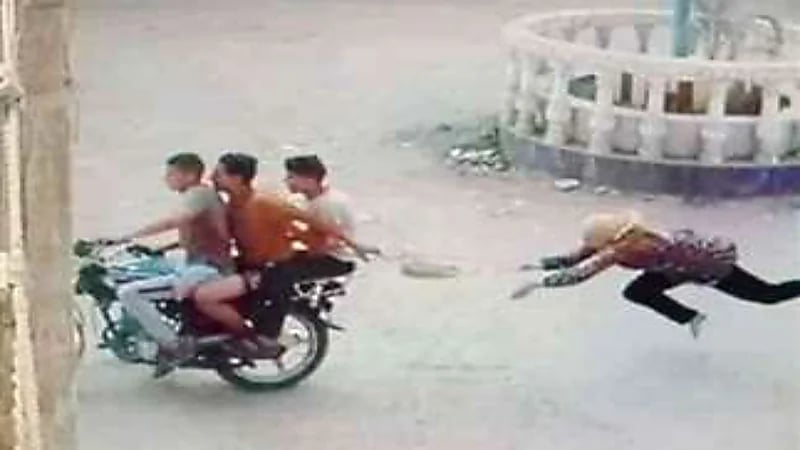 تفاصيل جديدة في واقعة سحل فتاة على يد 3 شبان بعد فشلهم في سرقة حقيبتها 