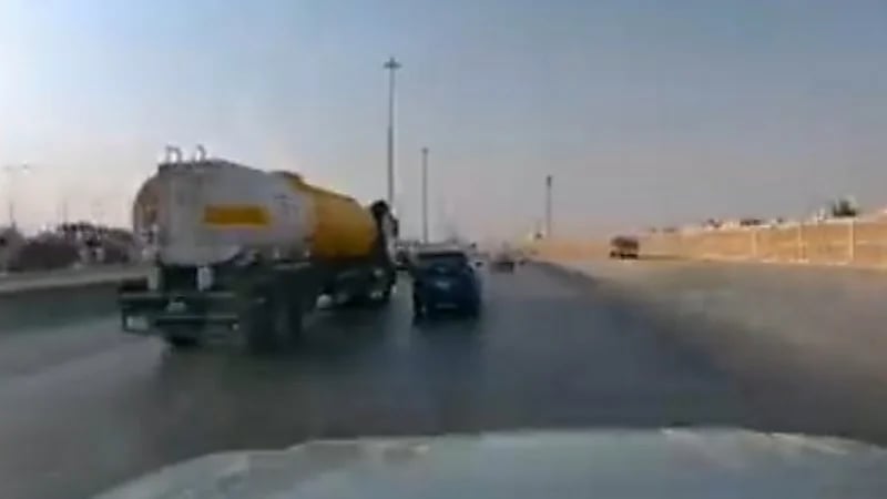 شاهد.. قائد شاحنة متهور يسير بسرعة جنونية ويراوغ بين المركبات بأحد الطرق