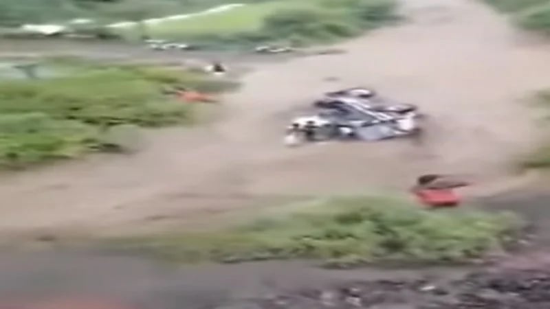 شاهد.. قائد مركبة متهور يقتحم مجرى سيل جارف ويتسبب في مصرع امرأة وطفلتها 