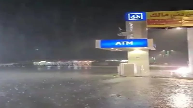 شاهد.. لحظة هطول أمطار على "صيادة" بني مالك