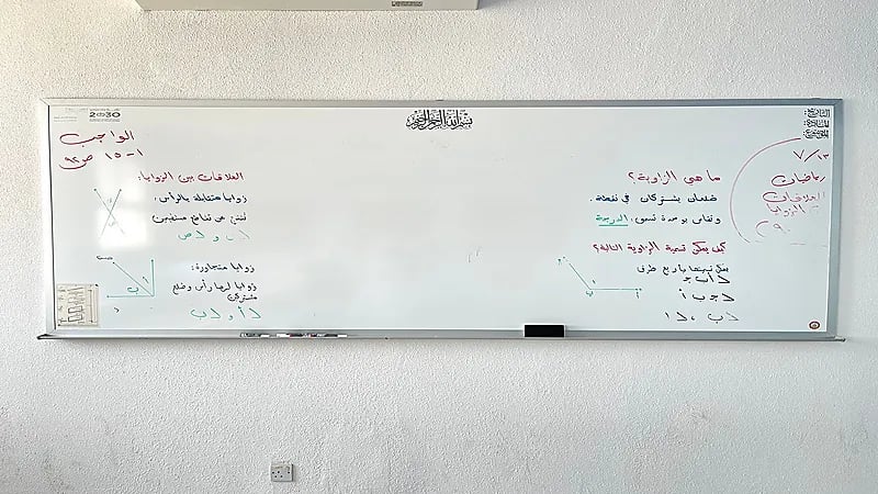 معلم يتفاجأ اليوم بوجود آخر درس شرحه قبل كورونا لا يزال على سبورة الفصل
