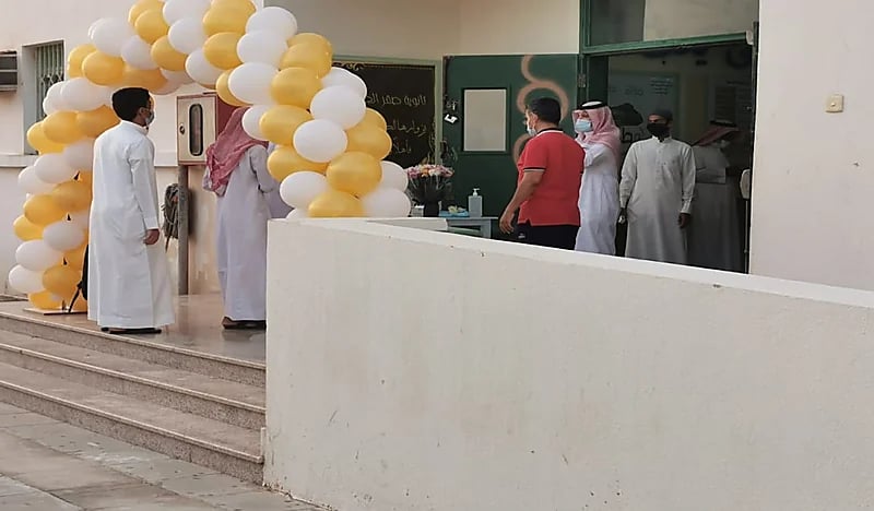 معلم يناجي مدرسته بأبيات شعرية بعد منعه من الدوام بسبب تأخره في الجرعة الثانية