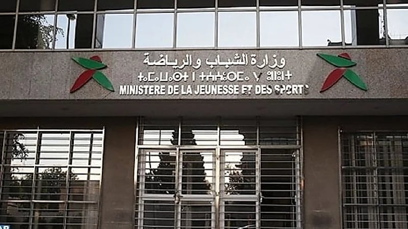 الإطاحة بمسؤولين كبار بوزارة الشباب والرياضة الجزائرية