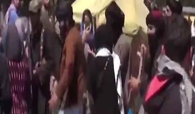 شاهد.. اعتداء مسلحو طالبان على النساء بالعصي خلال مظاهرة بأحد شوارع كابل 