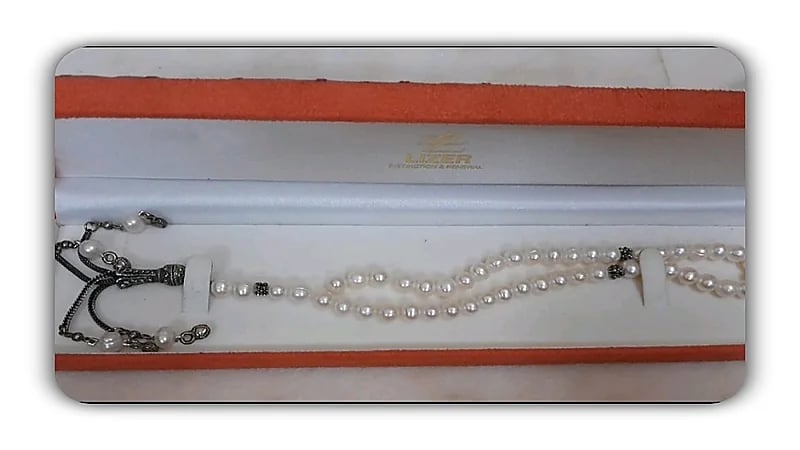 بالصور .. كبير المذيعين يكشف عن مسبحة من اللؤلؤ خاصة بالملك سعود