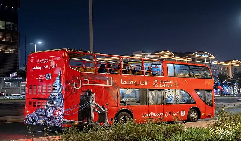 شاهد.. "باص لندن" يجوب أرجاء جدة والرياض