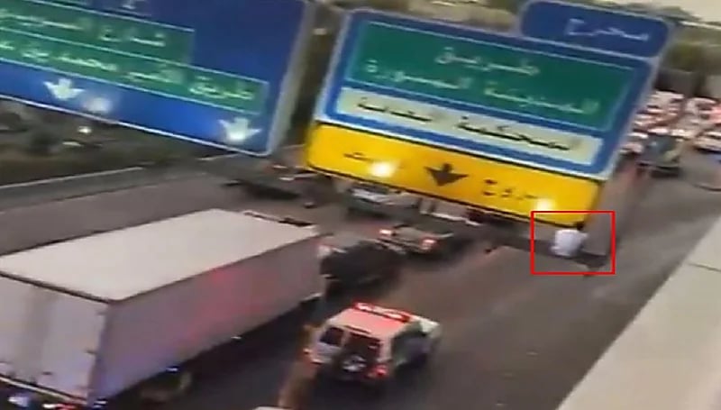 بالصور.. شخص عالق بإحدى اللوحات الإرشادية ومدني الرياض ينقذه