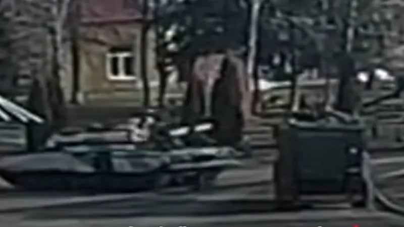 شاهد.. لحظة سقوط جندي روسي من على دبابة