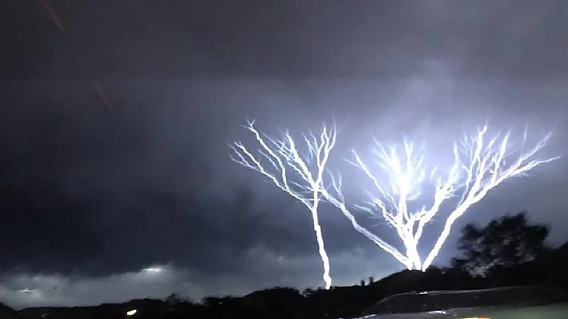 شاهد.. تصاعد البرق إلى السماء في ظاهرة نادرة