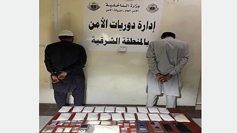 القبض على مقيمَيْن بحوزتهما 2.1 كيلو جرام من مادة الشبو