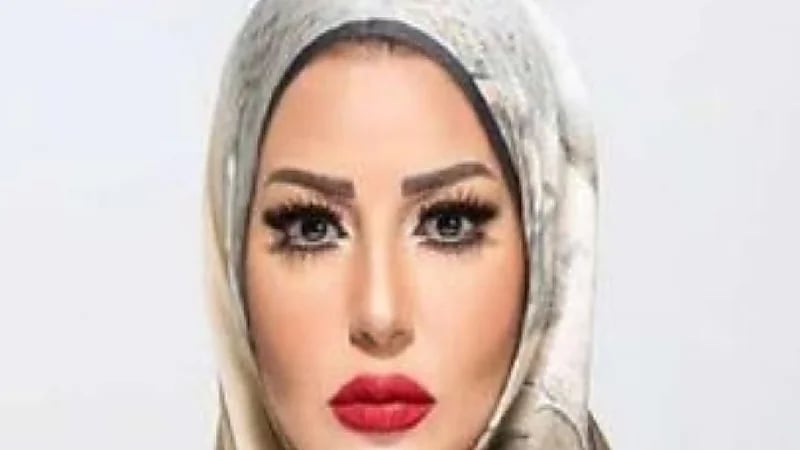 سمية الخشاب تحرج متابعاً انتقدها بالحجاب