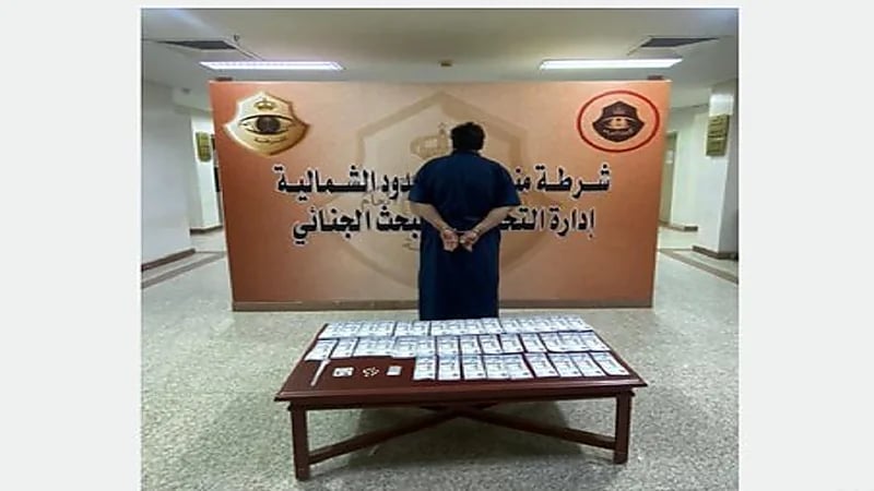 ضبط مُقيم من القبائل النازحة بحوزته مبالغ مزيفة ومواد مخدِّرة