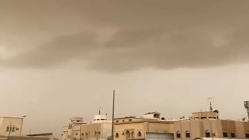 شاهد.. سحابة رعدية قوية تسيطر على سماء الرياض