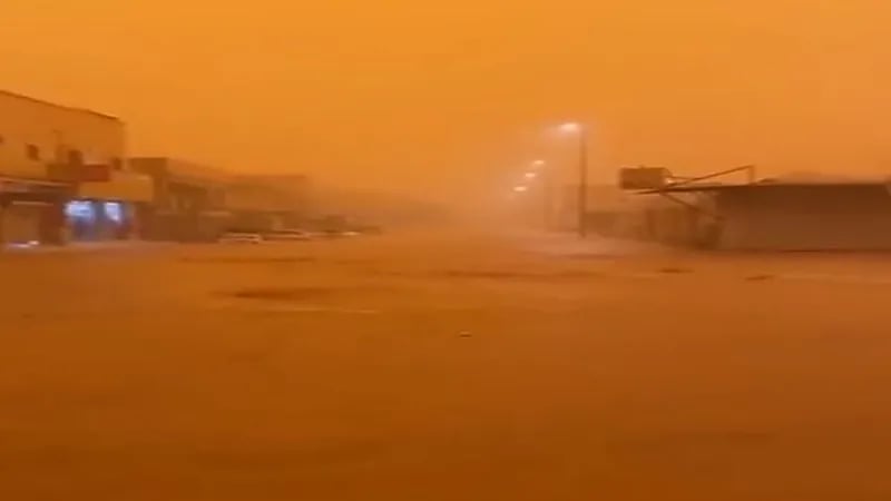 شاهد: جريان السيول في أحياء عرعر