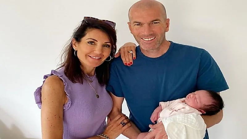 شاهد.. زين الدين زيدان يحتضن حفيدته الأولى