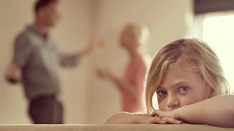 بالفيديو .. تصرف خاطئ يقع فيه الآباء والأمهات مع أطفالهم