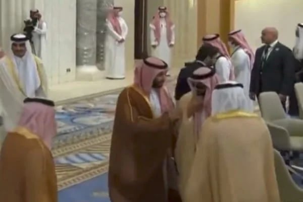 شاهد.. بالفيديو حديث جانبي بين ولي العهد والشيخ طحنون بن زايد