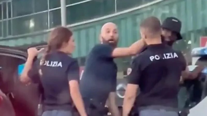 شاهد.. لحظة القبض على نجم تشيلسي وميلان بالخطأ