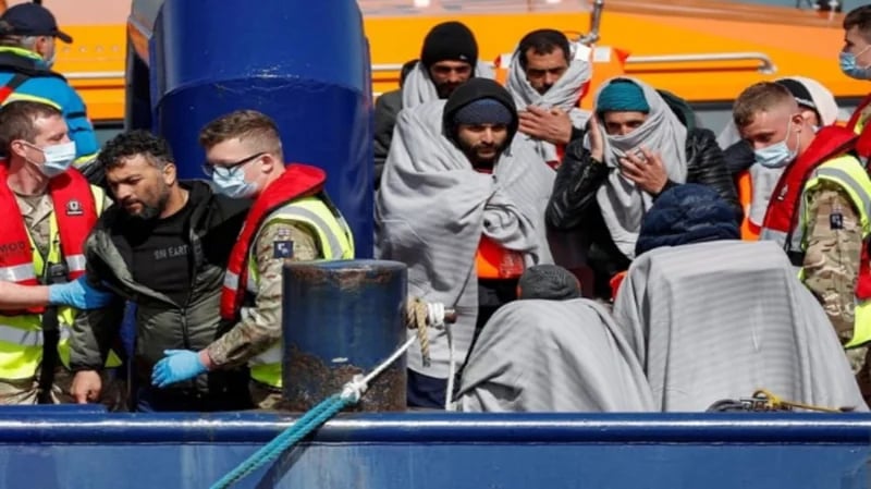 انتهاك صارخ.. بريطانيا تضع أجهزة تتبع إلكترونية بأرجل اللاجئين