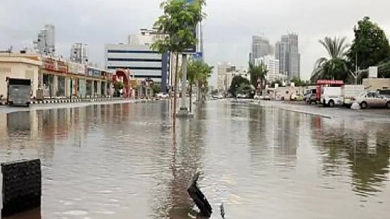 سيول تضرب الإمارات وتدمر عدد كبير من المناطق السكنية ( فيديو)