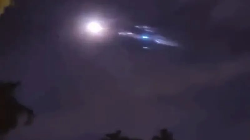 شاهد.. لحظة سقوط حطام ‎الصاروخ الصيني قرب ماليزيا