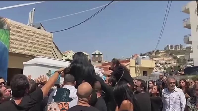 شاهد .. رقص بجثمان الفنان جورج الراسي على أنغام أغانيه