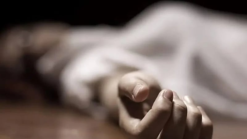 أم تعذب ابنتها حتى الموت لمنعها من الارتباط بشاب