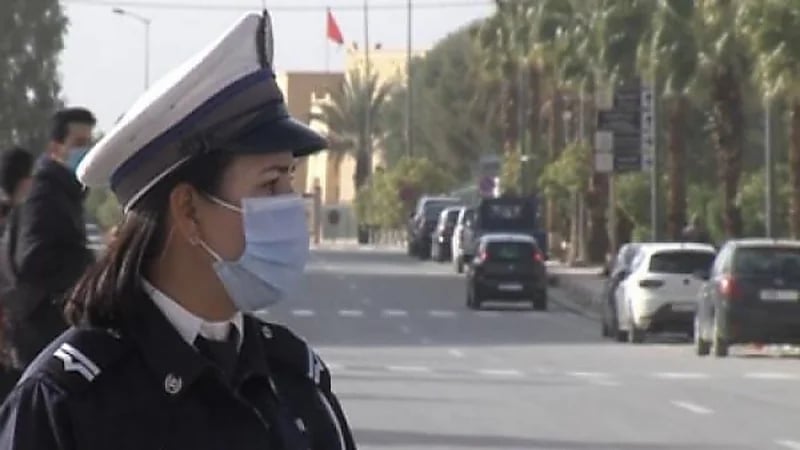 شاب يتحرش بشرطية مرور أثناء تحرير مخالفة