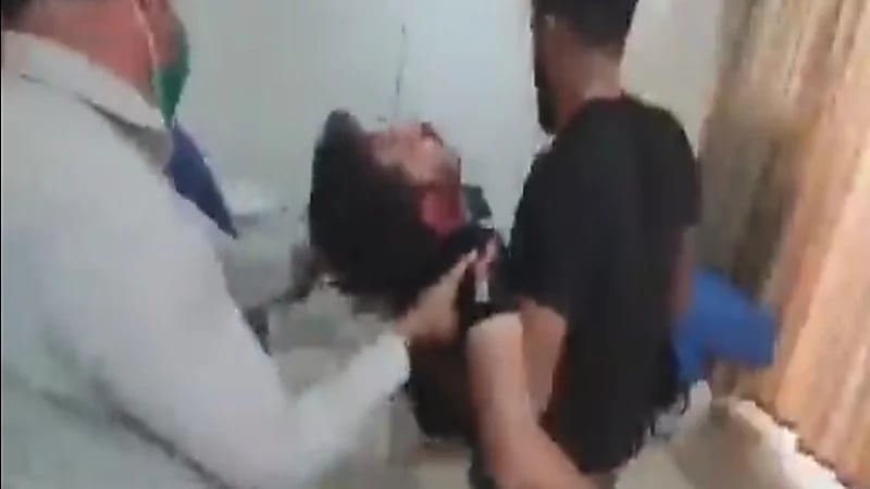 شاهد.. القوات الإيرانية تطلق النار على مشيّعي جنازة مهسا امينى المقتوله على يد شرطة البلاد