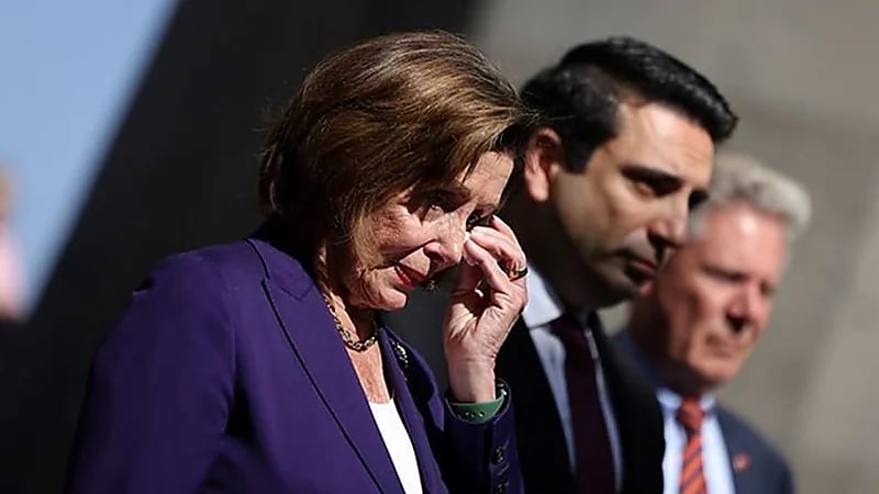 شاهد.. دموع نانسي بيلوسي أمام النصب التذكاري لضحايا المذبحة الأرمنية 