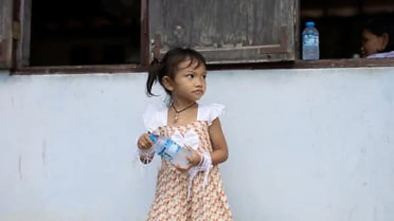 مذبحة تايلاند .. طفلة تنجو بأعجوبة بفضل غطاء!