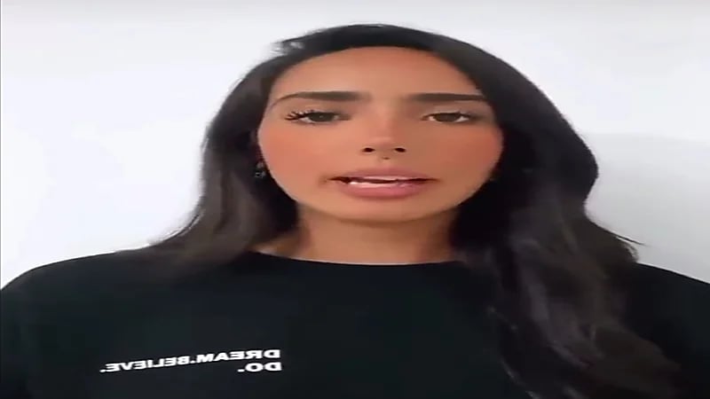 شاهد.. فتاة تتعرض للسب والهجوم من محبي الفنانة شيرين بسبب "اسمها"