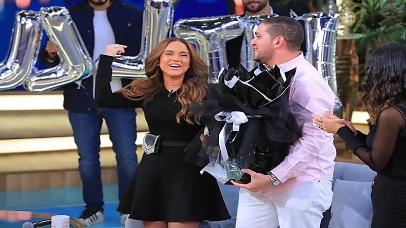 شاب يعرض الزواج على الفنانة رنا رئيس بعد اقتحامه الاستوديو