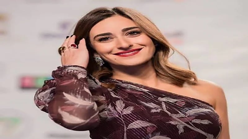 أمينة خليل تفاجئ جمهورها بإطلالة جذابة 