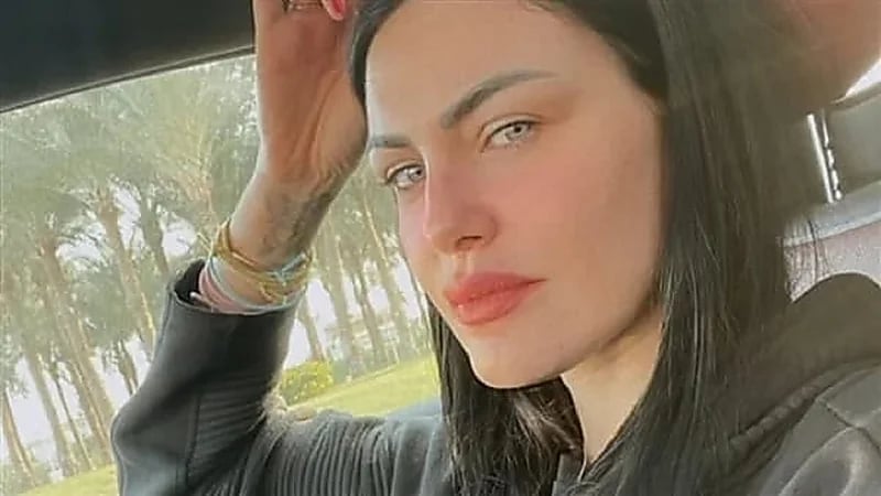 دارين حداد بإطلالة جذابة داخل سيارتها