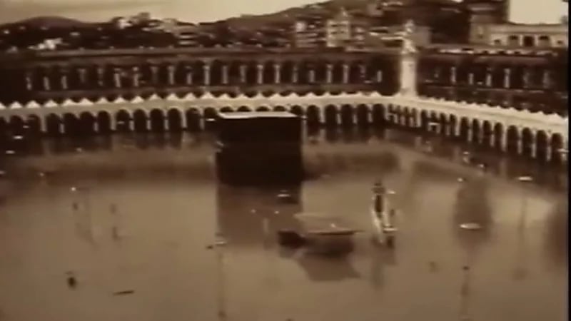 شاهد.. فيديو نادر للحرم المكي وامتلاء صحن المطاف بمياه الأمطار