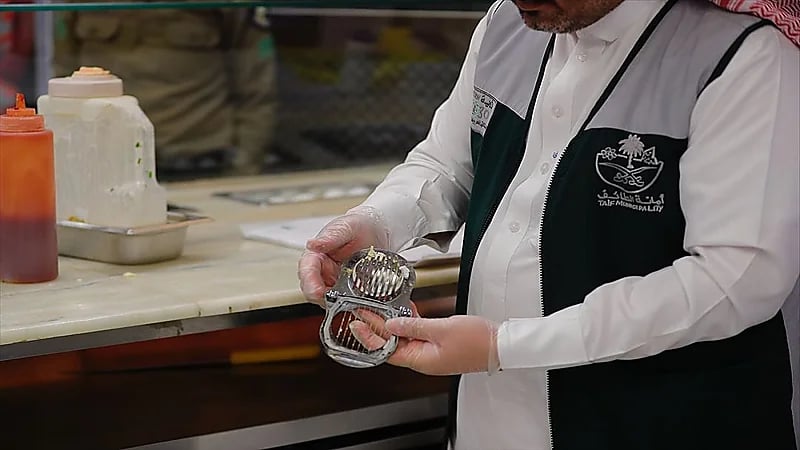 بالصور.. غلق 3 محلات وضبط 49 مخالفة للاشتراطات الصحية بالطائف