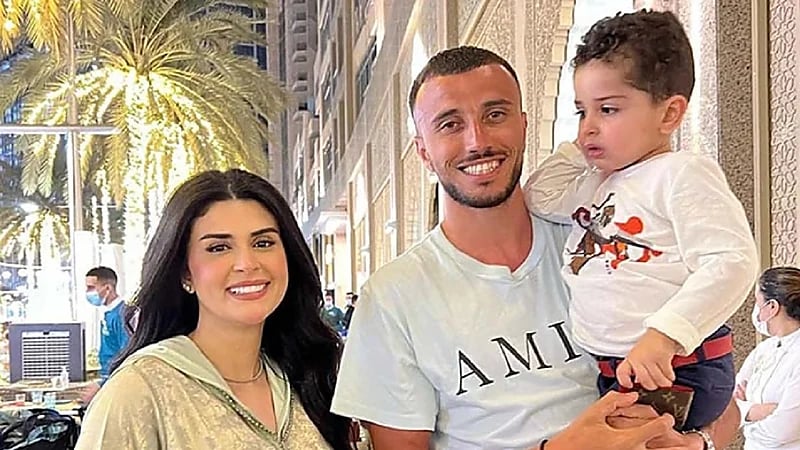 تعليق قائد منتخب المغرب على أنباء زواجه من فنانة شهيرة