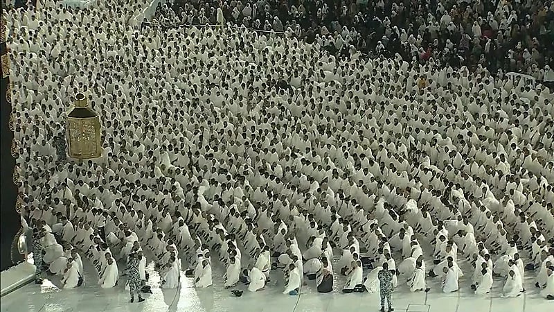 بالفيديو ..مصلون يؤدون صلاة المغرب في الحرم المكي تحت الأمطار