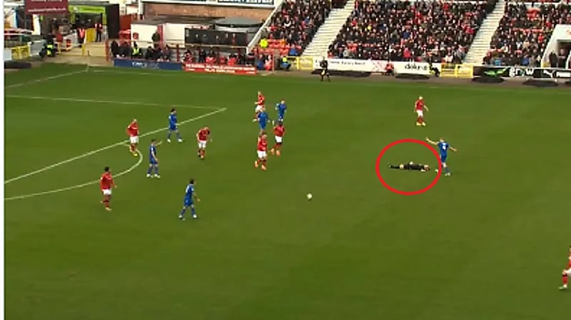 شاهد.. حكم يخرج على نقالة بعد ارتطام الكرة برأسه