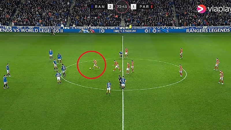 بالفيديو.. مدرب يأمر لاعبيه بفسح المجال للخصم لتسجيل هدف