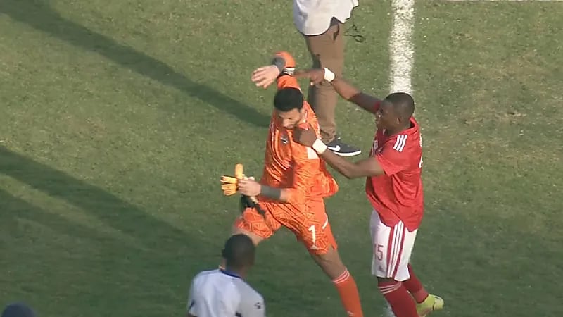 بالفيديو.. الشناوي يشتبك مع الجهاز الفني للهلال السوداني